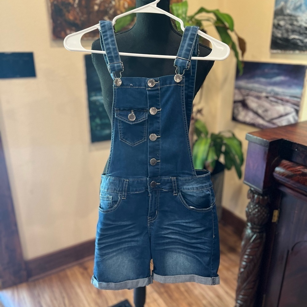 Zip Jeans overalls/shorts size medium in GUC